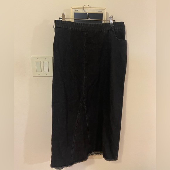 Black distressed fringed denim skirt - Picture 3 of 6